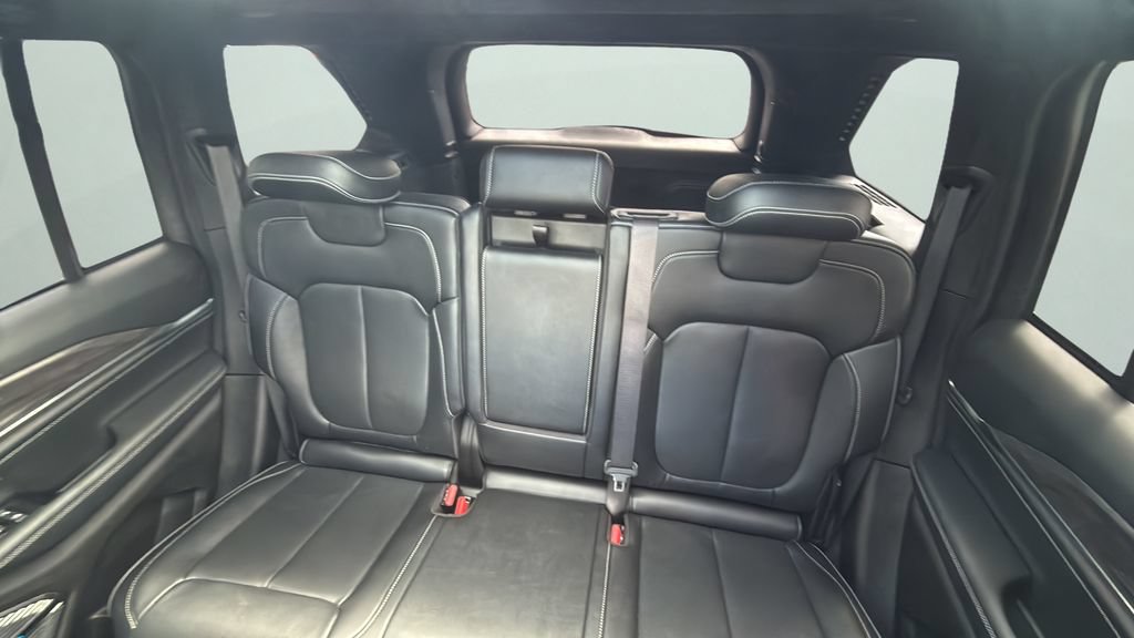 Used 2022 Jeep Grand Cherokee Overland AWD/4WD image 12