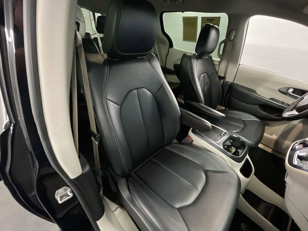 Used 2024 Chrysler Pacifica Touring-L image 26
