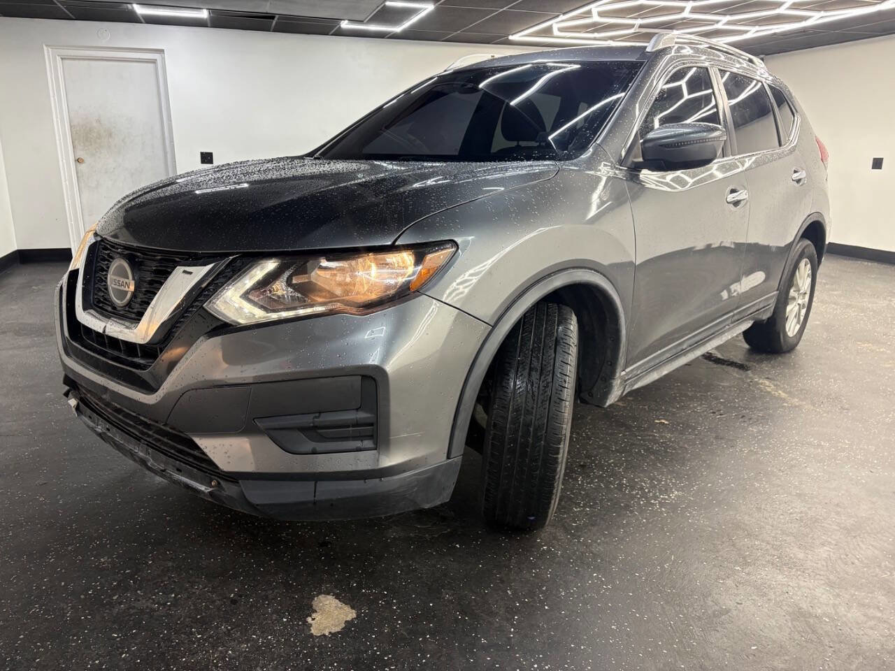 Used 2020 Nissan Rogue SV image 1