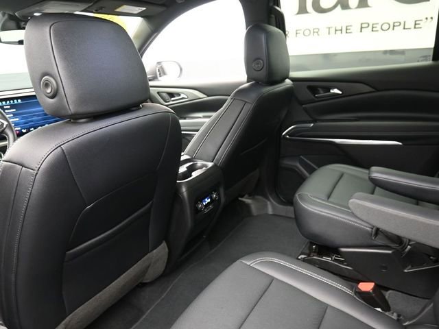 Used 2025 Chevrolet Traverse LT image 24