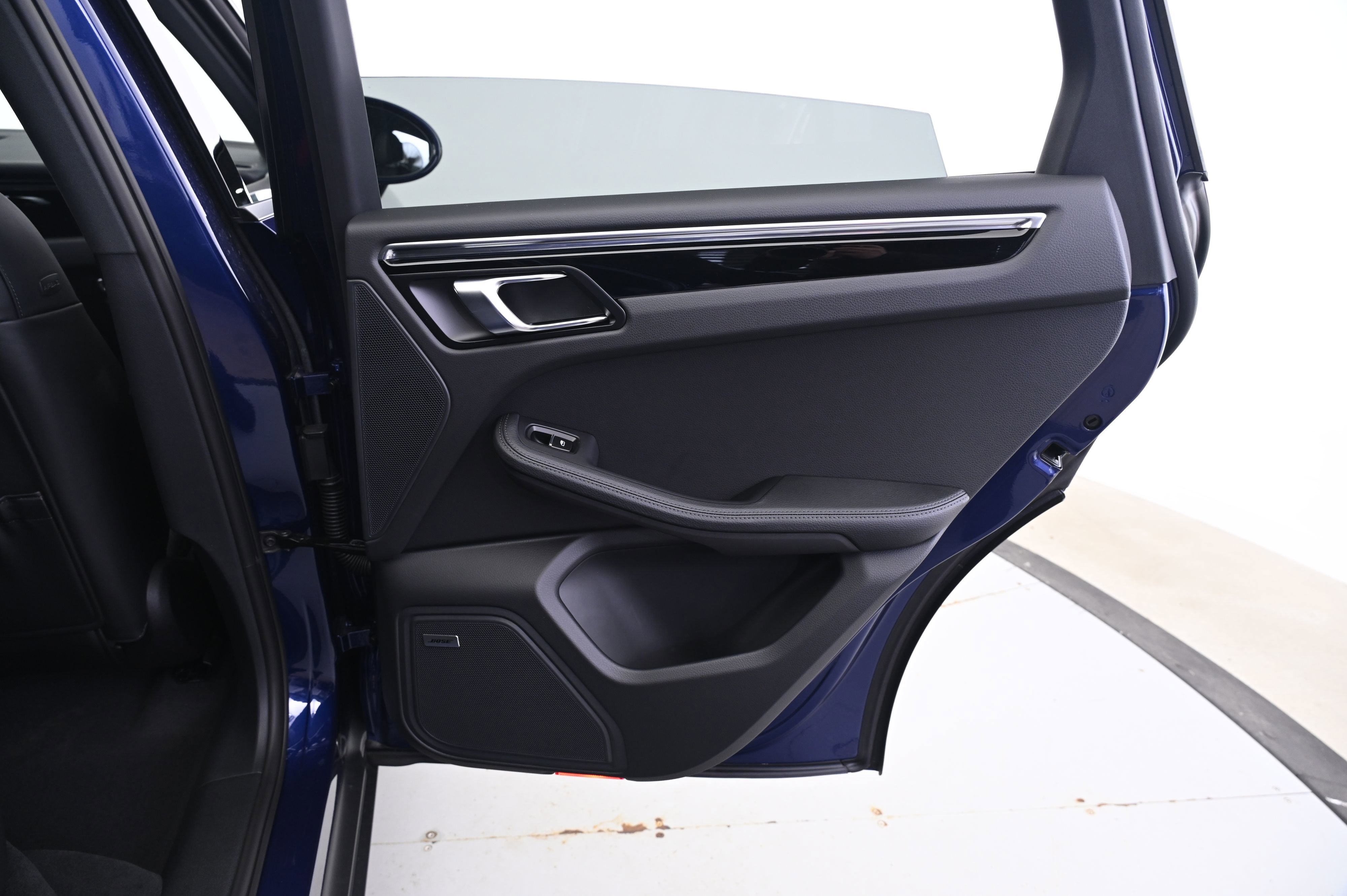 Certified 2025 Porsche Macan image 16