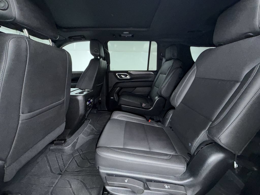 Used 2023 Chevrolet Suburban Z71 w/ Luxury Package AWD/4WD image 11
