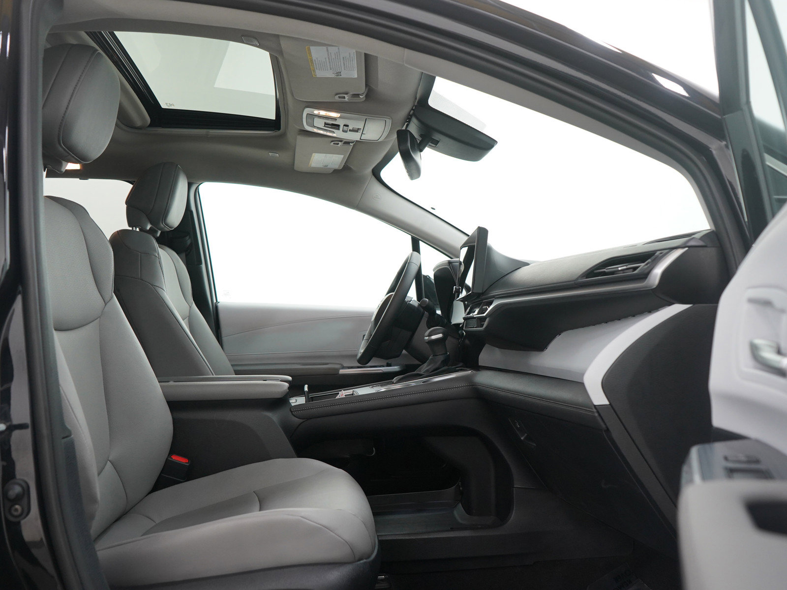 Used 2025 Toyota Sienna XLE image 11