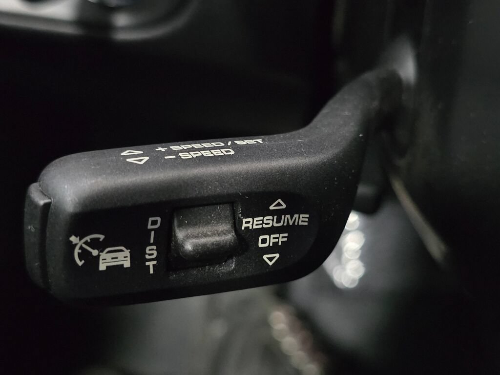Certified 2024 Porsche Macan AWD/4WD image 39