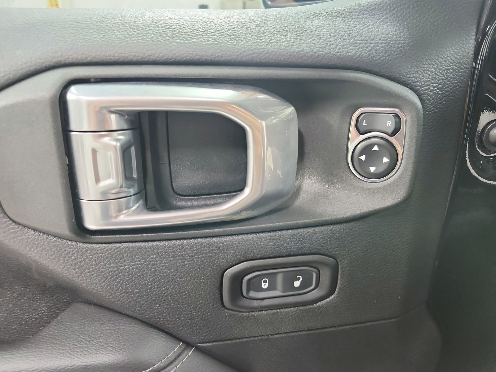 Used 2021 Jeep Wrangler Unlimited Sahara AWD/4WD image 33