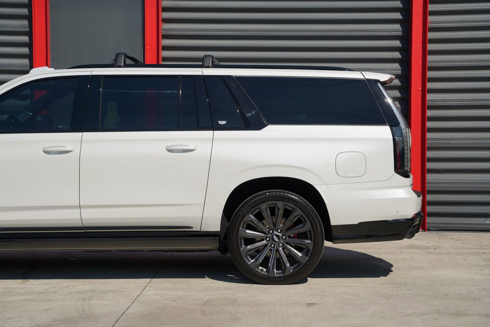 Used 2025 Cadillac Escalade ESV V image 9