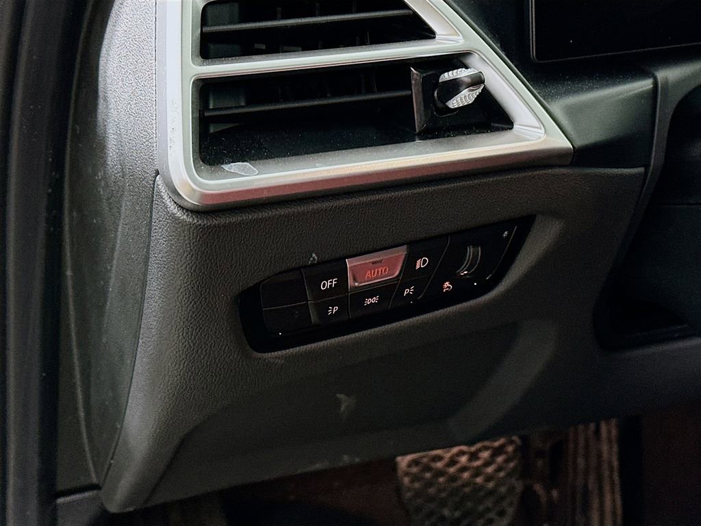 Used 2025 BMW 330i xDrive Sedan w/ Premium Package image 14