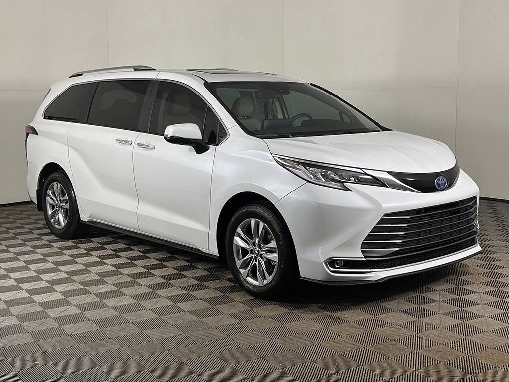 Used 2024 Toyota Sienna Limited FWD image 2
