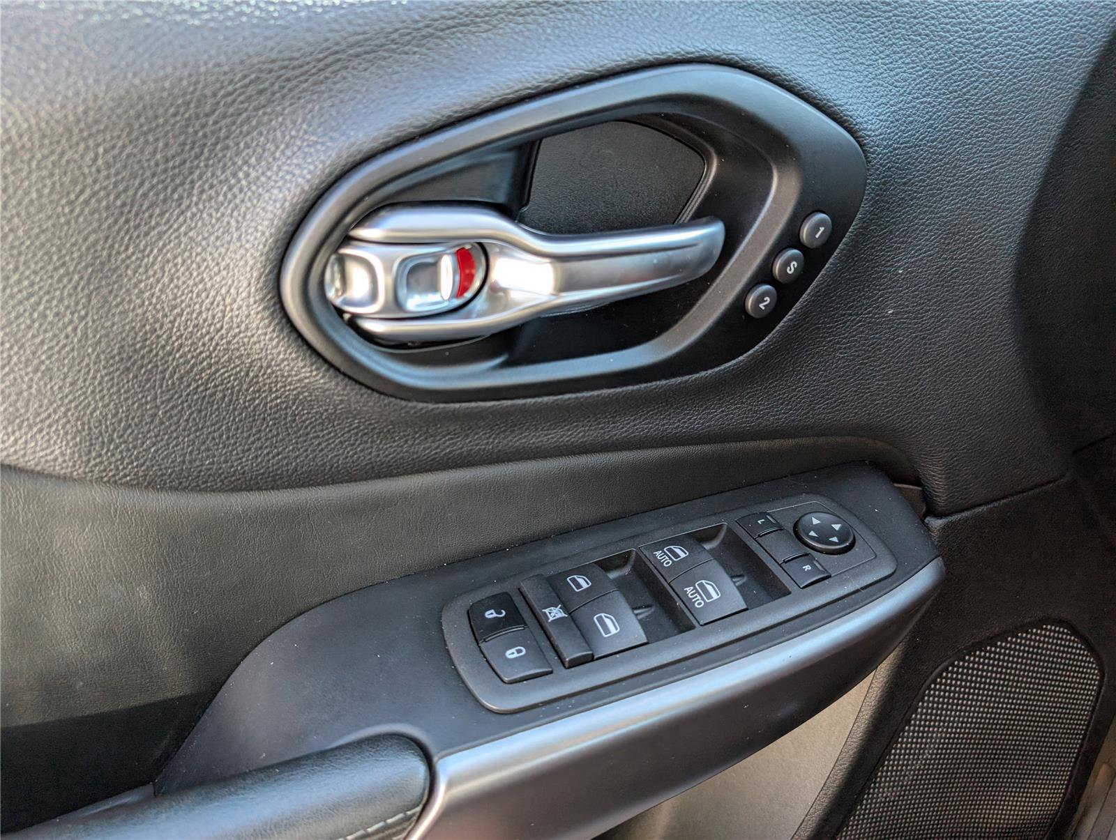 Used 2022 Jeep Cherokee Limited image 15