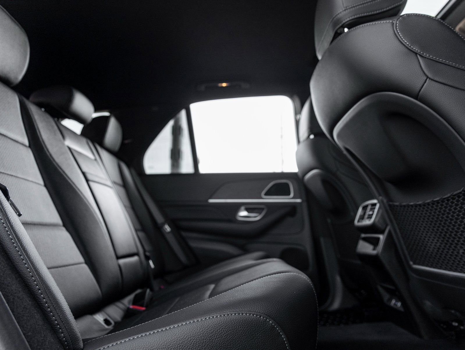 Used 2024 Mercedes-Benz GLE 450 4MATIC w/ AMG Line Exterior image 39