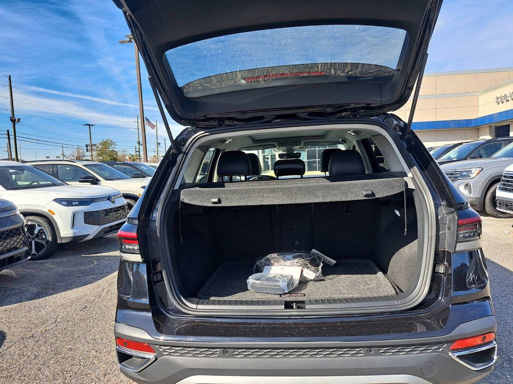 Used 2025 Volkswagen Taos SEL image 24