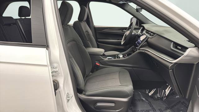 Used 2024 Jeep Grand Cherokee Laredo X image 2