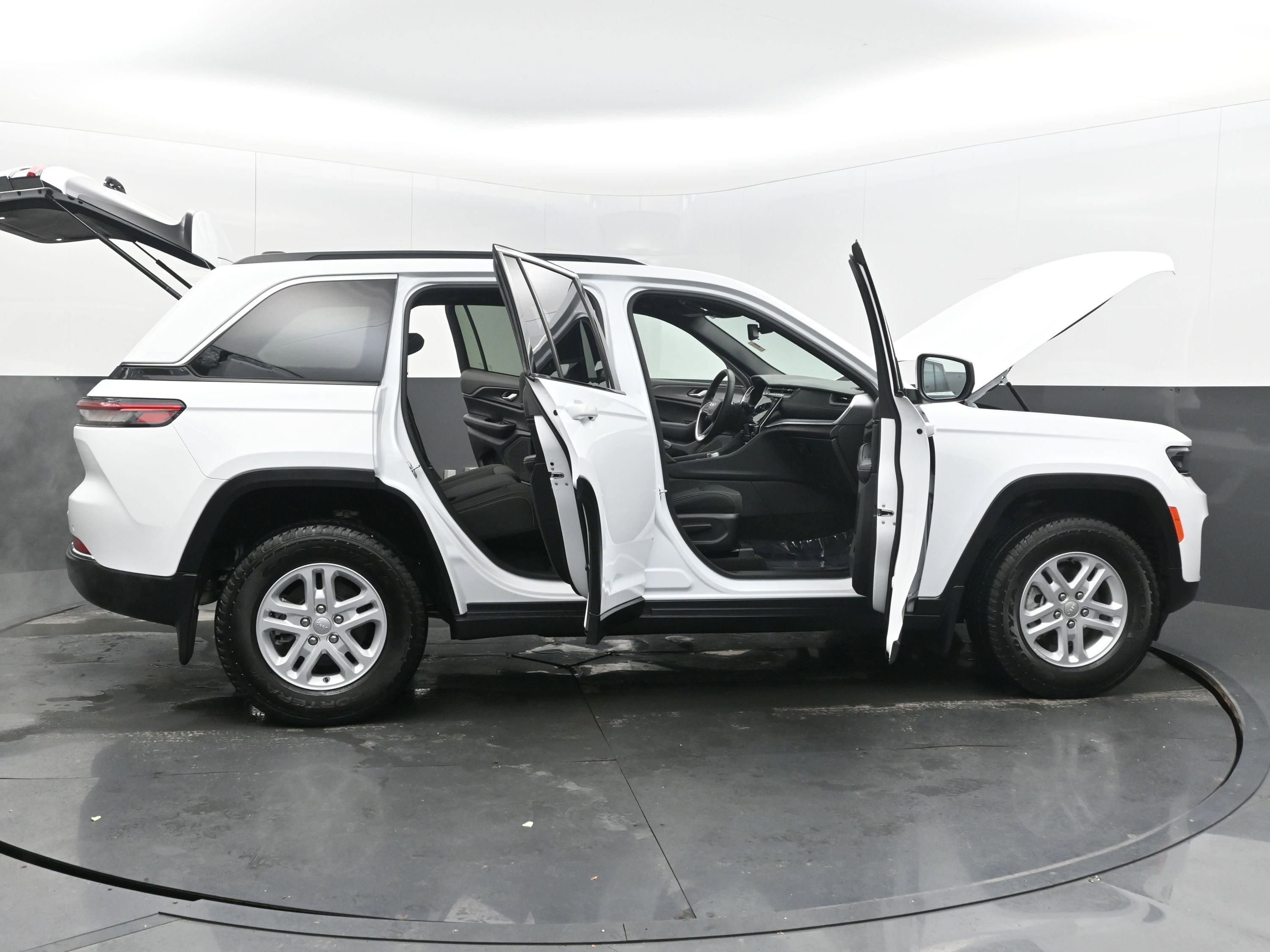 Used 2024 Jeep Grand Cherokee Laredo w/ MOPAR Finishing Package image 47