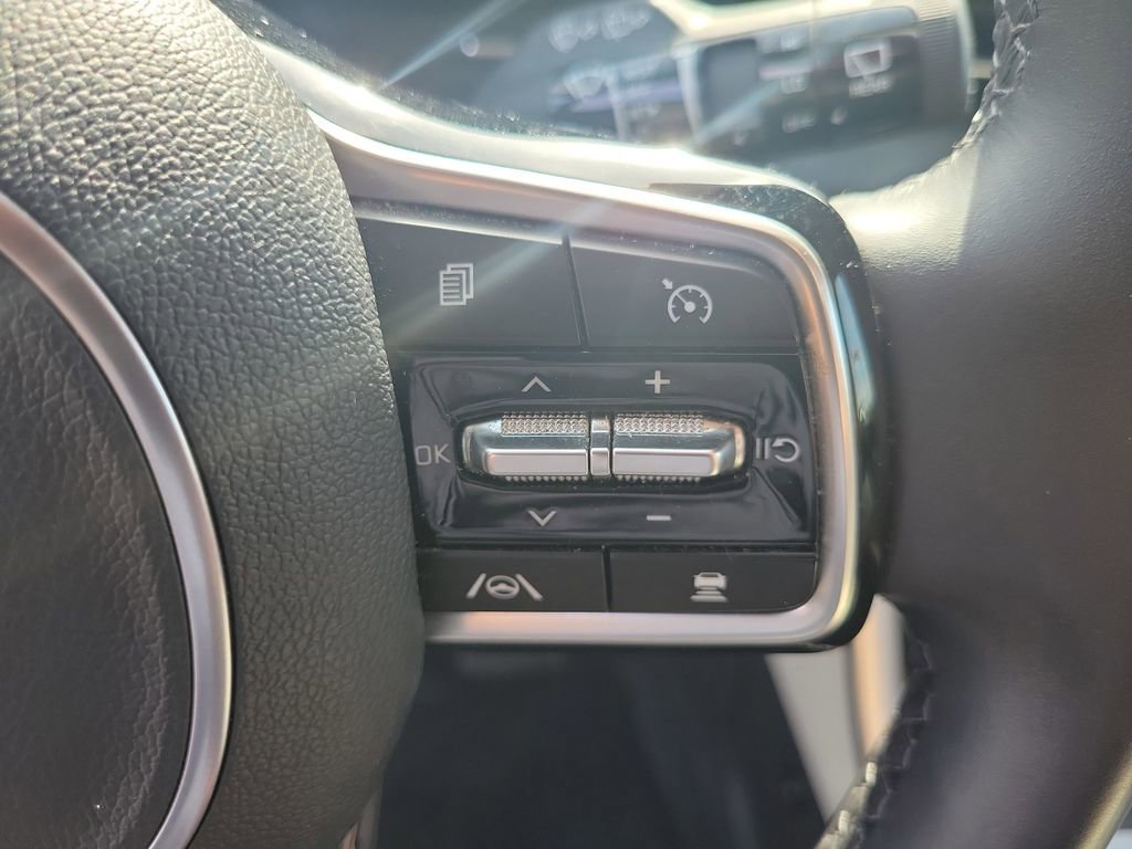 Used 2024 Kia Carnival EX FWD image 14