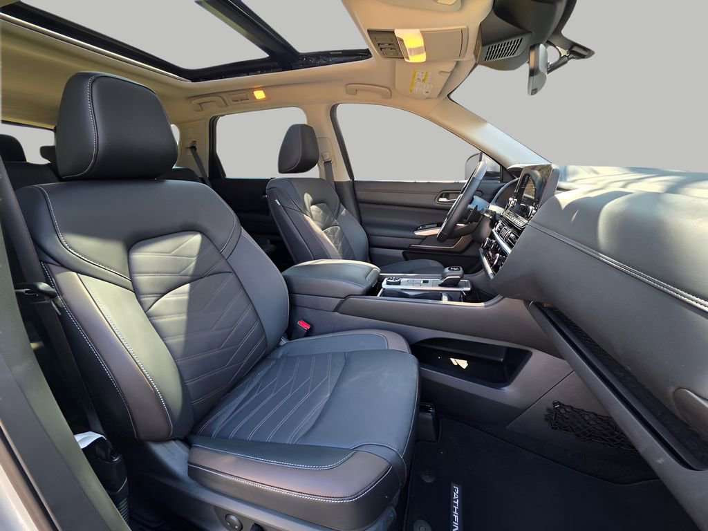 Used 2025 Nissan Pathfinder Platinum w/ Cargo Package image 14