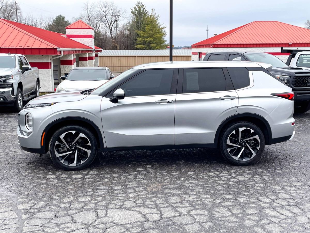 Used 2024 Mitsubishi Outlander SE image 3