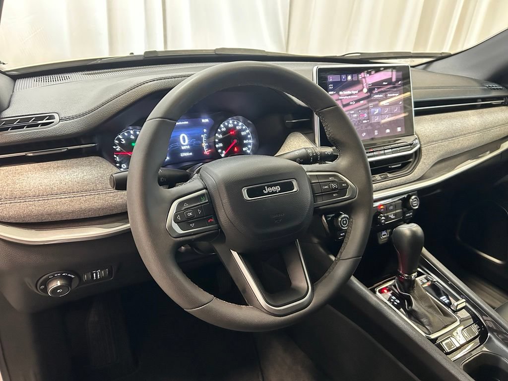 Used 2023 Jeep Compass Latitude AWD/4WD image 2