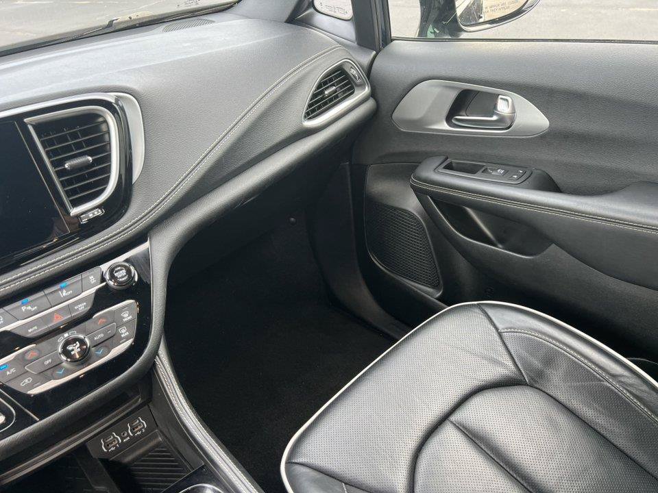 Used 2025 Chrysler Pacifica Limited FWD image 31