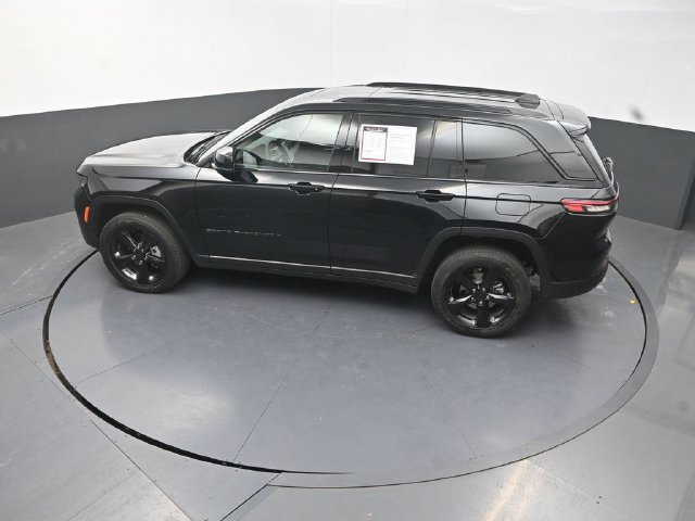 Used 2025 Jeep Grand Cherokee Altitude AWD/4WD image 15