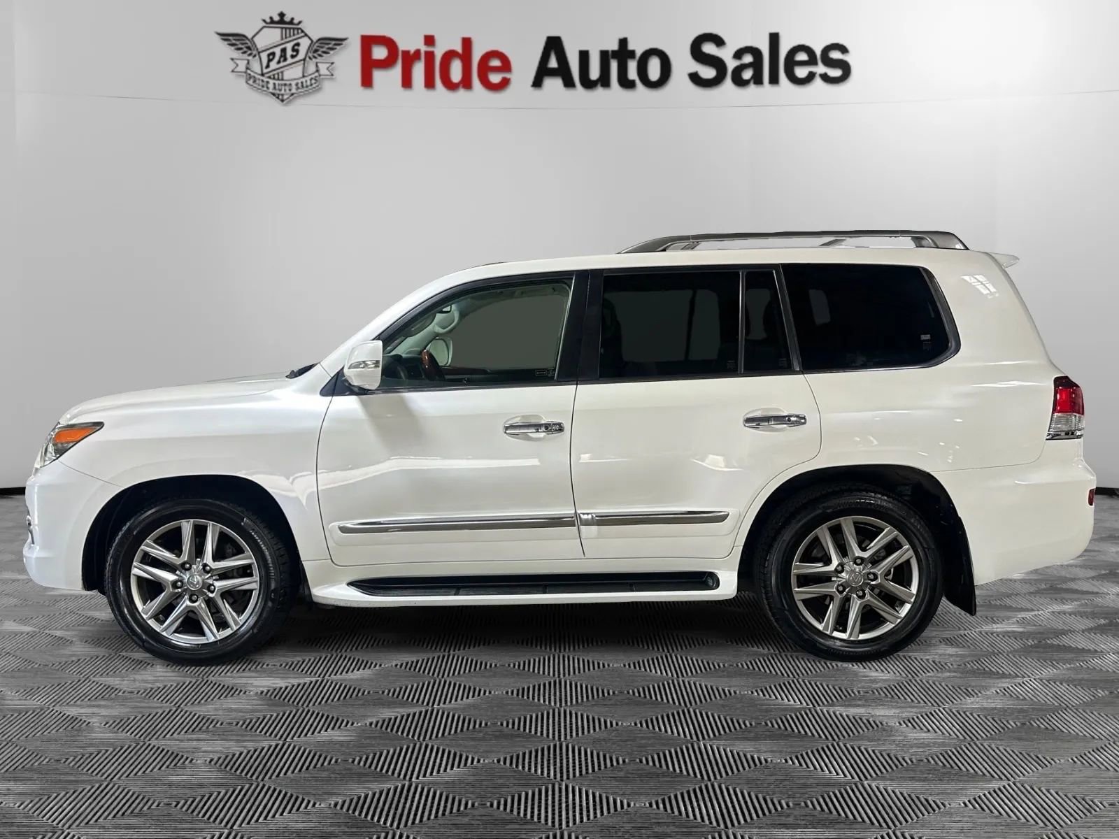 Used 2015 Lexus LX 570 4WD image 4