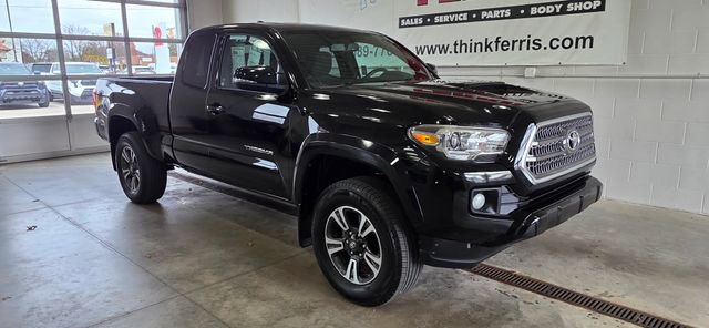 Used 2017 Toyota Tacoma TRD Sport image 9