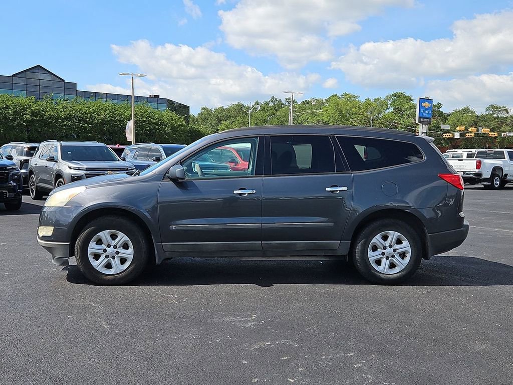 Used 2009 Chevrolet Traverse LS w/ Driver Convenience Package FWD image 3
