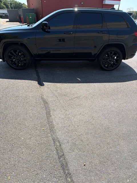 Used 2020 Jeep Grand Cherokee Altitude AWD/4WD image 2
