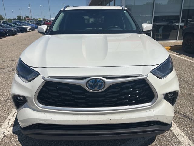 Used 2021 Toyota Highlander XLE AWD/4WD image 3