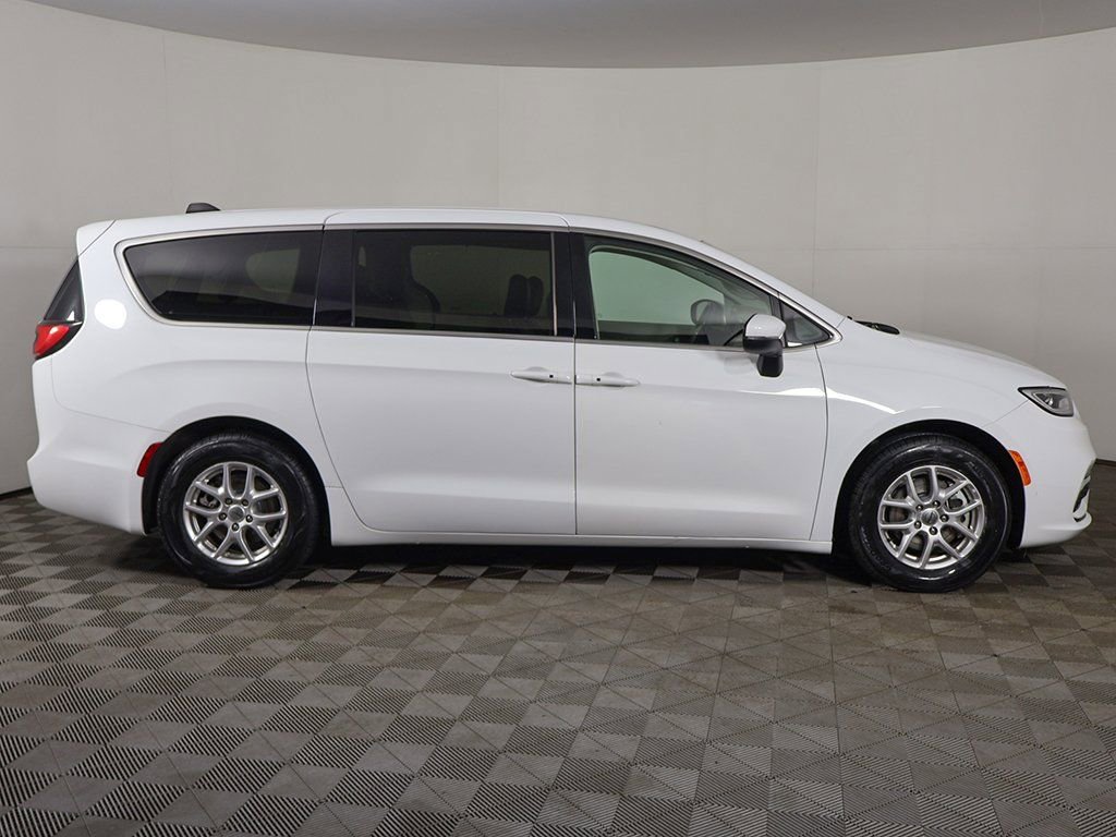 Used 2023 Chrysler Pacifica Touring-L image 18