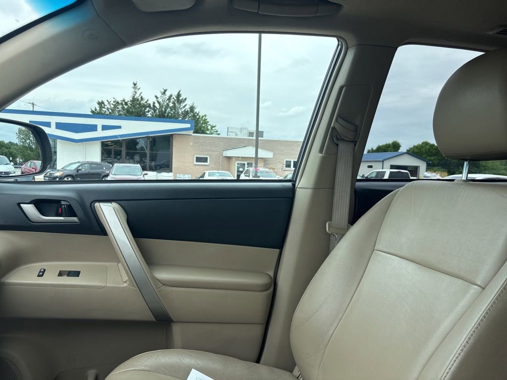 Used 2011 Toyota Highlander SE w/ Tow Pkg AWD/4WD image 27