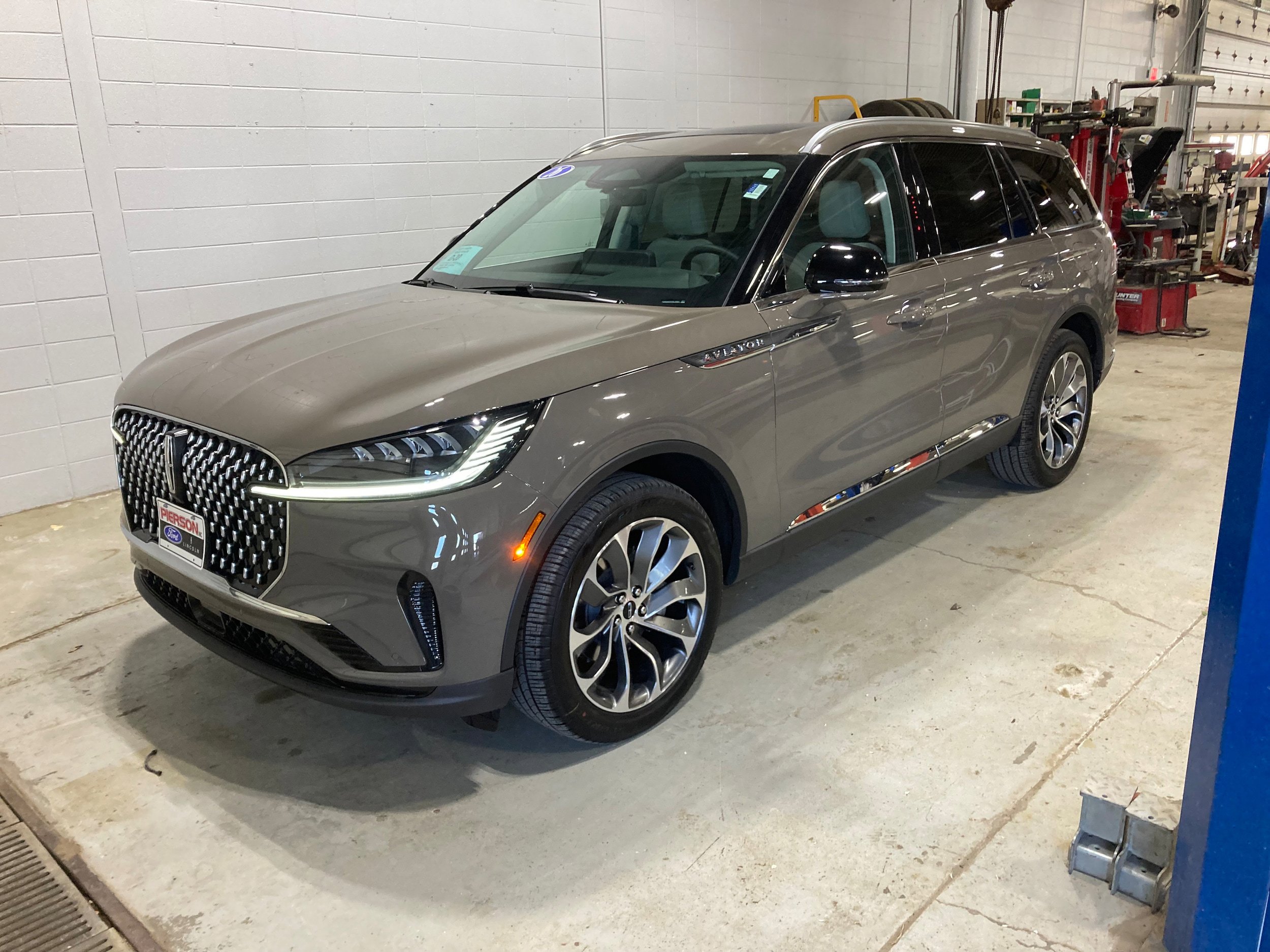 Used 2026 Lincoln Aviator AWD image 1