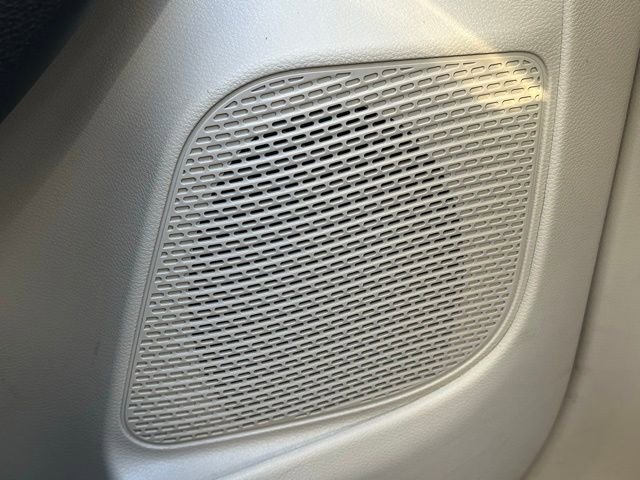 Used 2024 Chrysler Pacifica Touring-L image 18