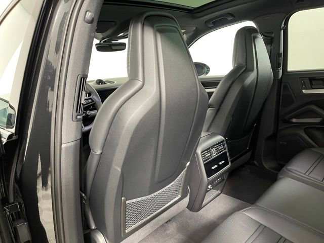 Used 2025 Porsche Cayenne image 29