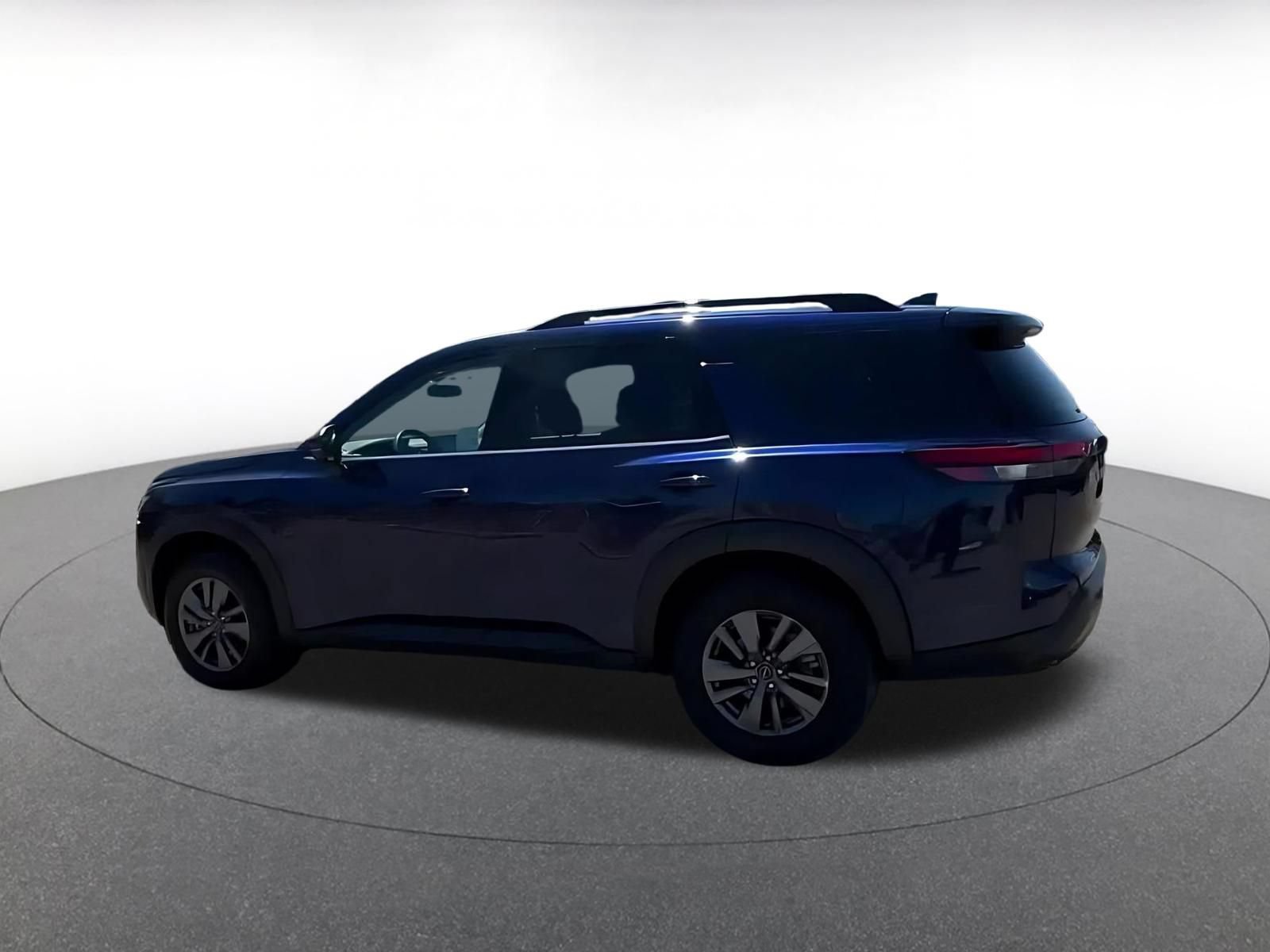 Used 2025 Nissan Pathfinder SV FWD image 9