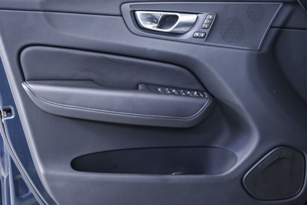 Certified 2023 Volvo XC60 B5 Plus w/ Protection Package AWD/4WD image 8