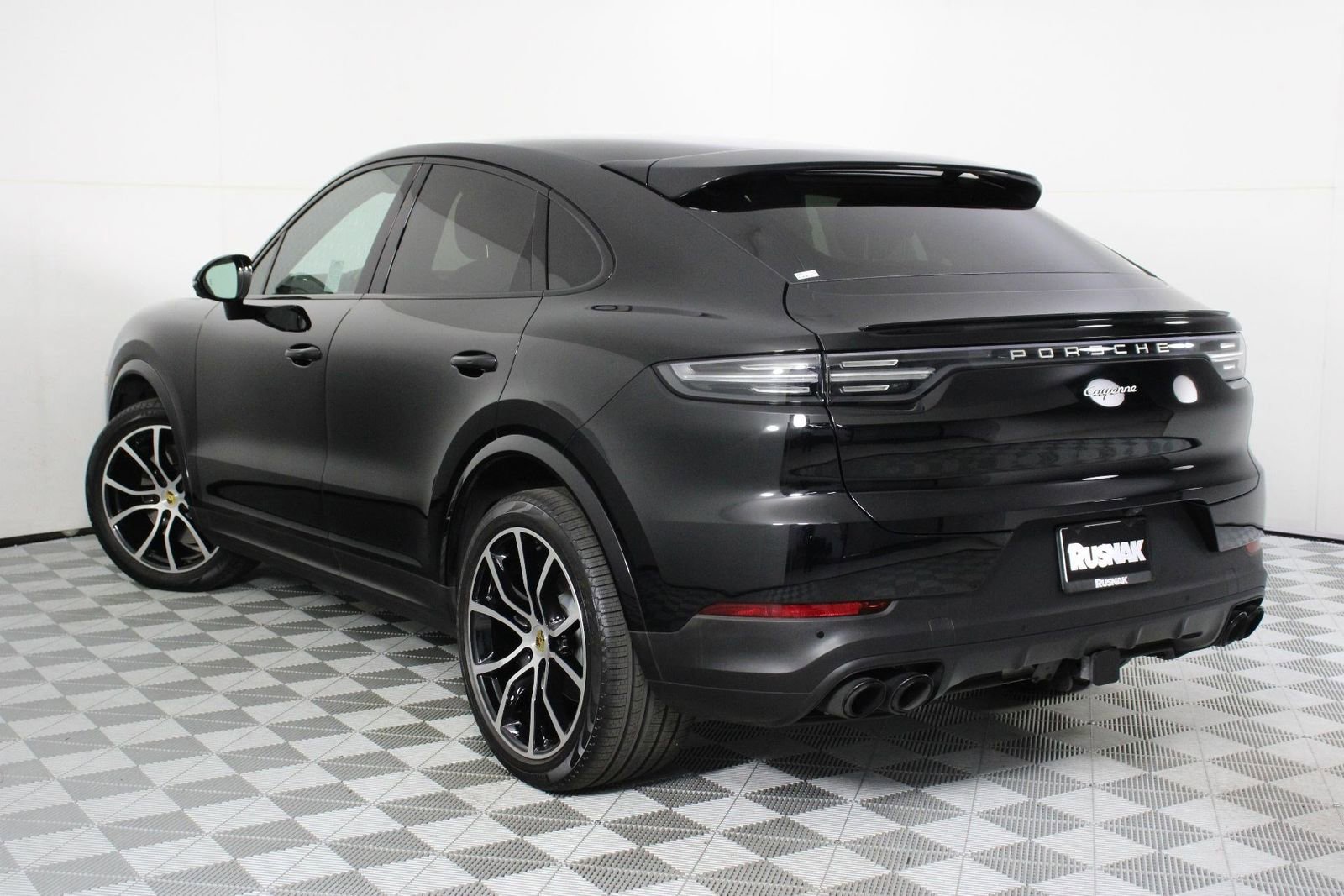 Certified 2023 Porsche Cayenne Platinum Edition image 3