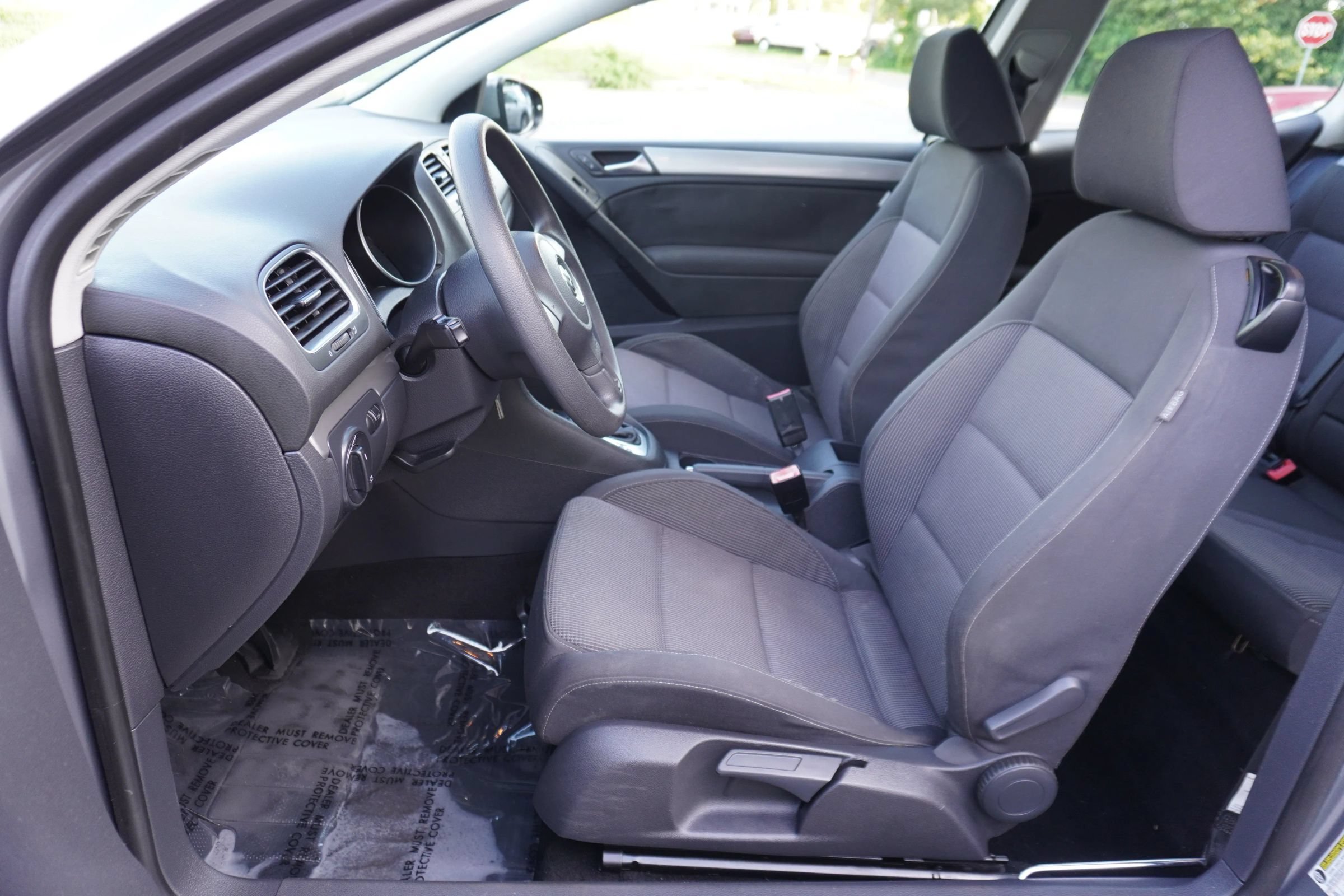 Used 2011 Volkswagen Golf 2-Door FWD image 9