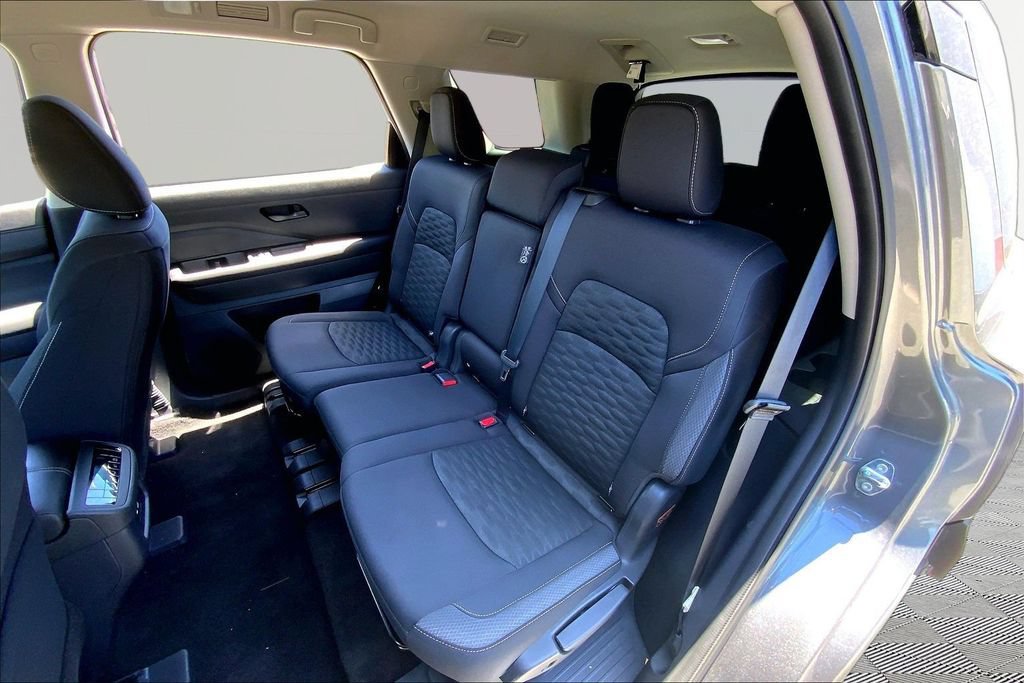 Used 2025 Nissan Pathfinder SV AWD/4WD image 16