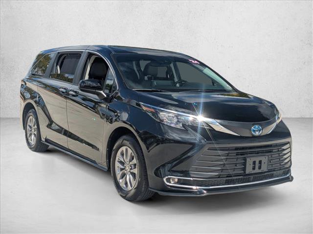 Used 2024 Toyota Sienna XLE image 3