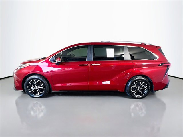 Used 2025 Toyota Sienna Platinum image 4