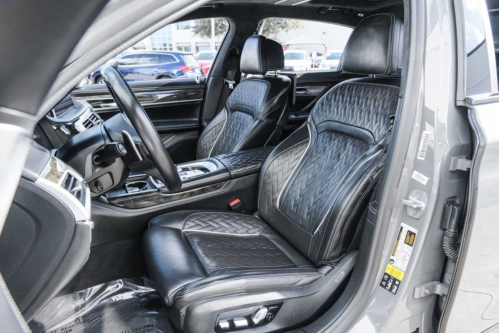 Used 2022 BMW M760i xDrive w/ Luxury Rear Seating Package AWD/4WD image 28