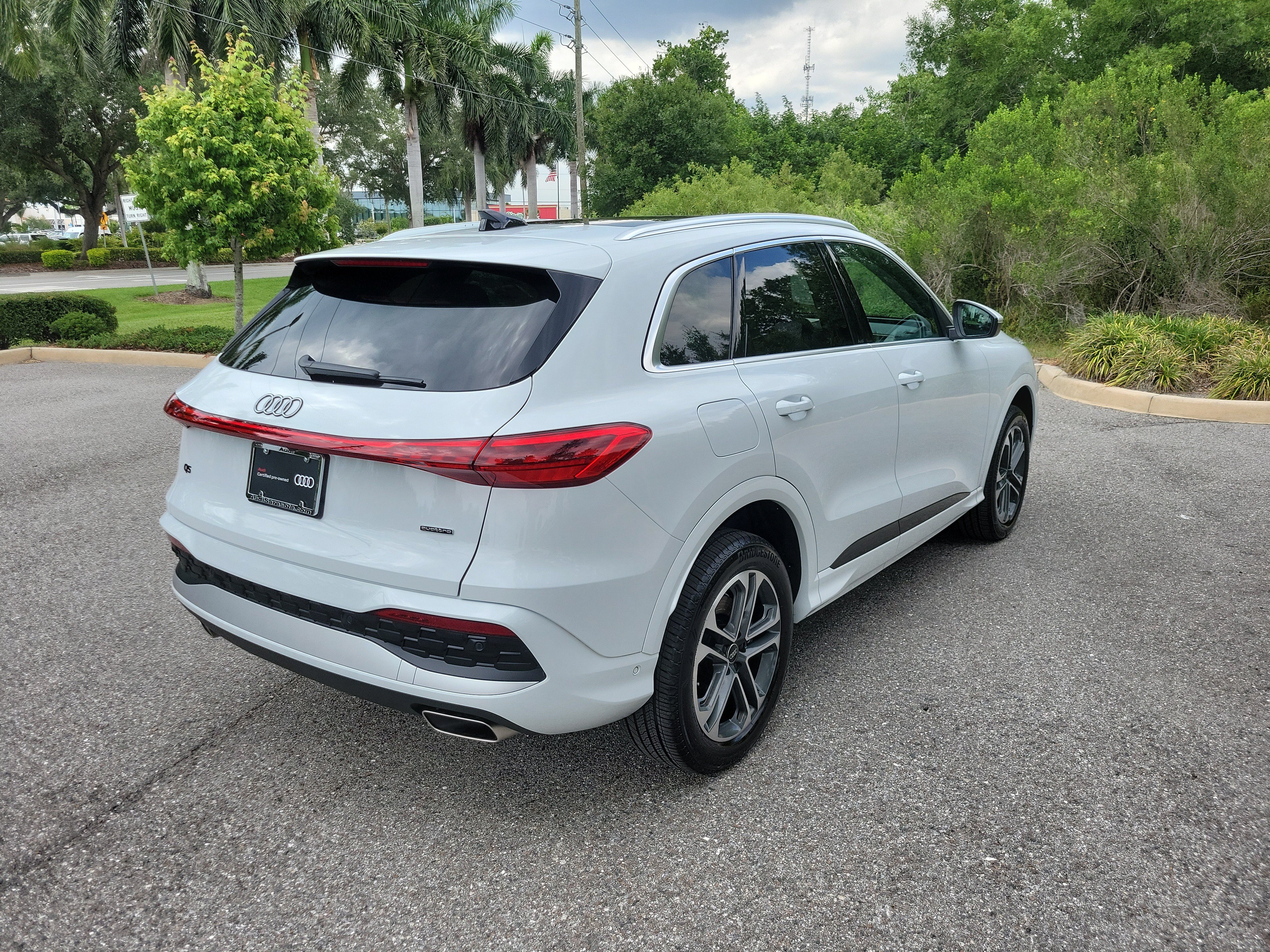 Certified 2025 Audi Q5 Premium w/ 19" Wheel Package AWD/4WD image 4