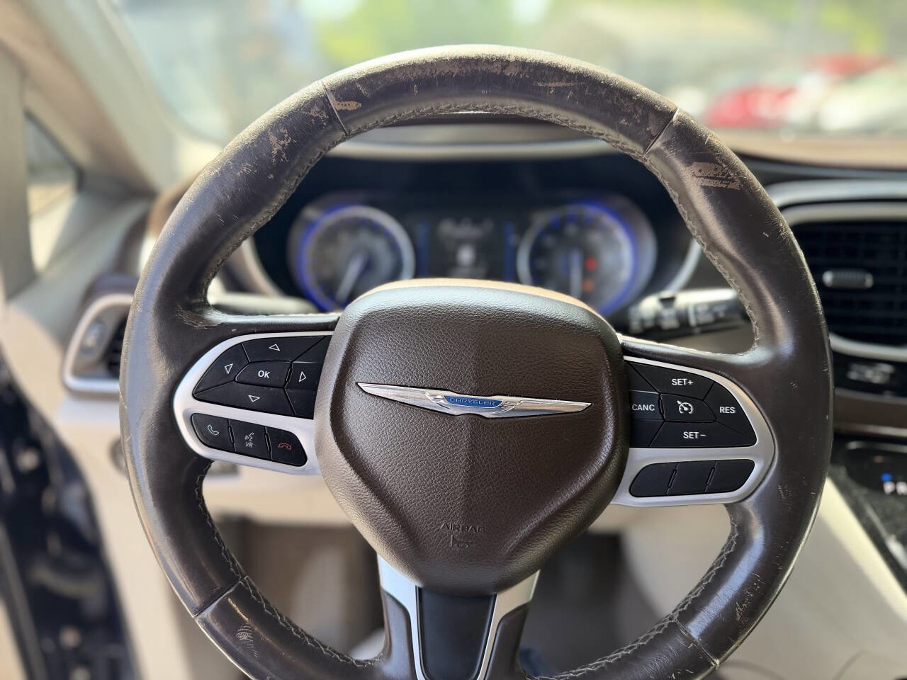Used 2017 Chrysler Pacifica Touring-L FWD image 12