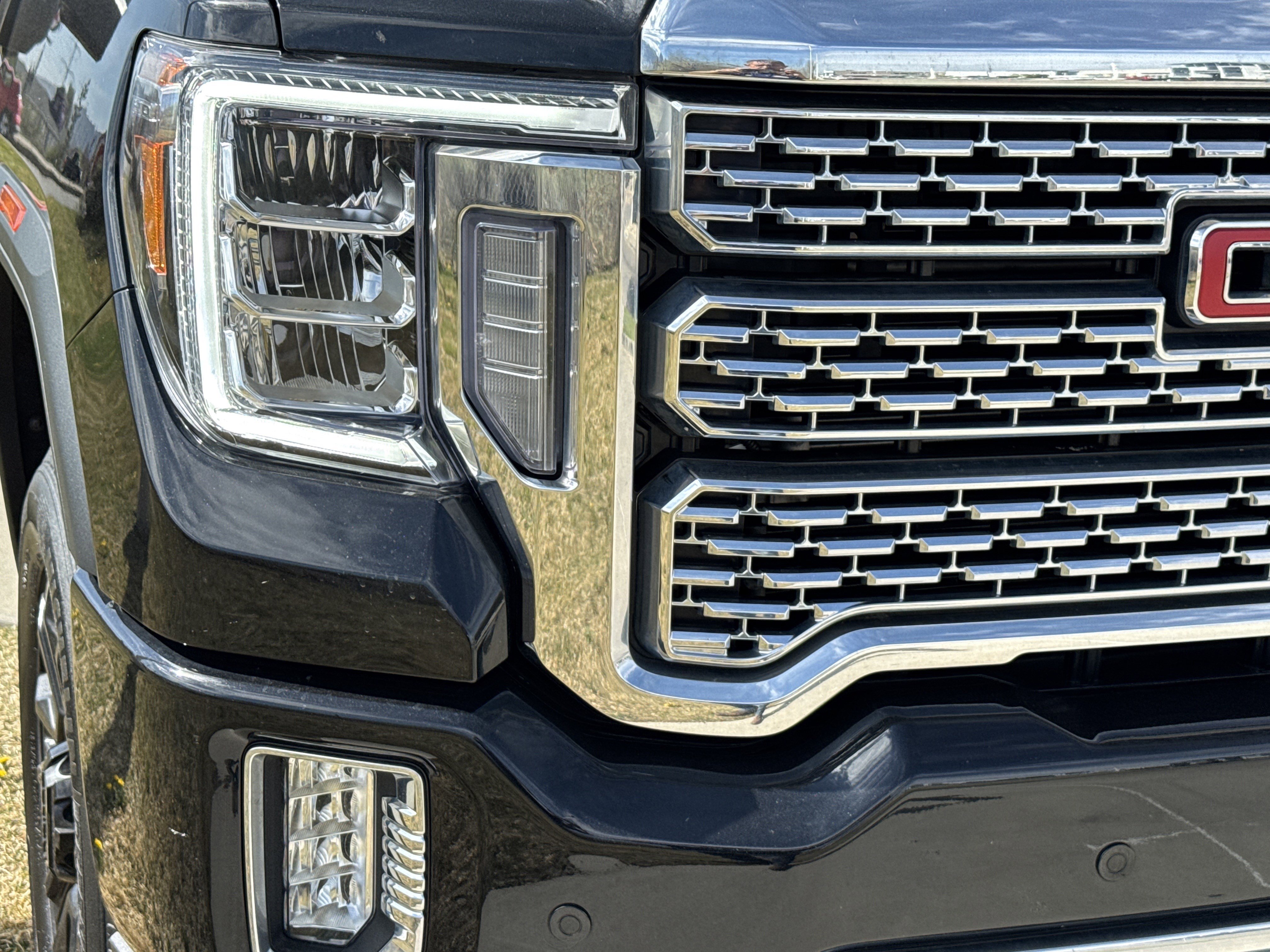 Used 2022 GMC Sierra 3500 Denali w/ Denali Black Diamond Edition image 11