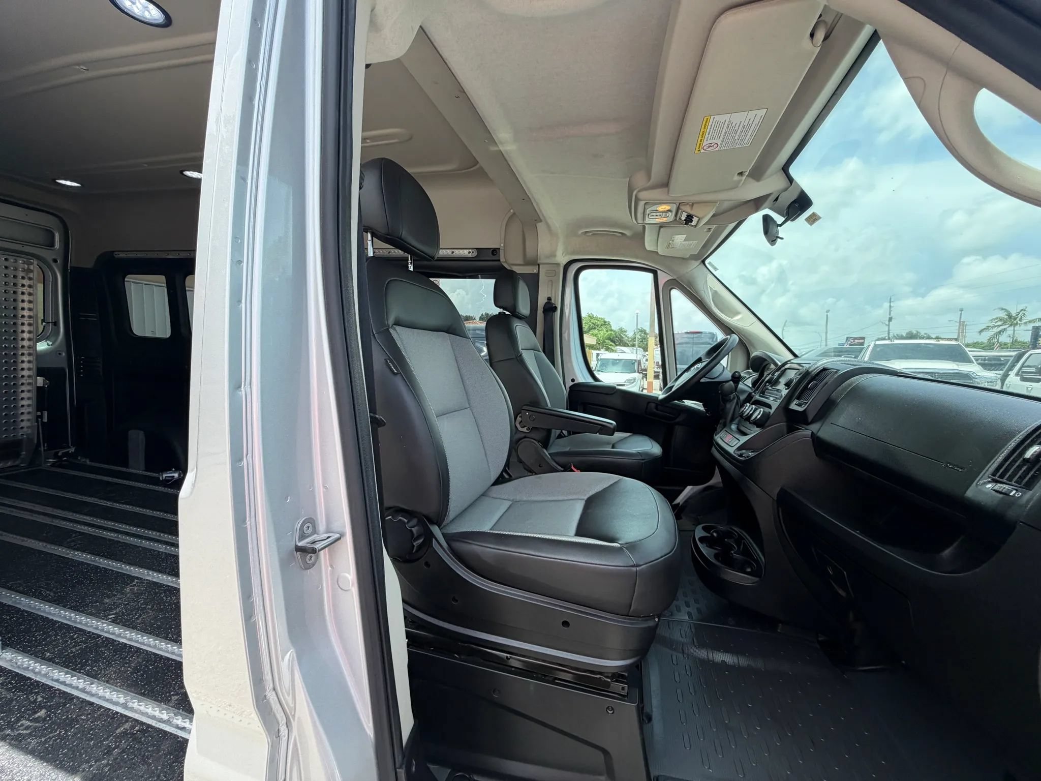 Used 2020 RAM ProMaster 2500 w/ Premium Appearance Group FWD image 21