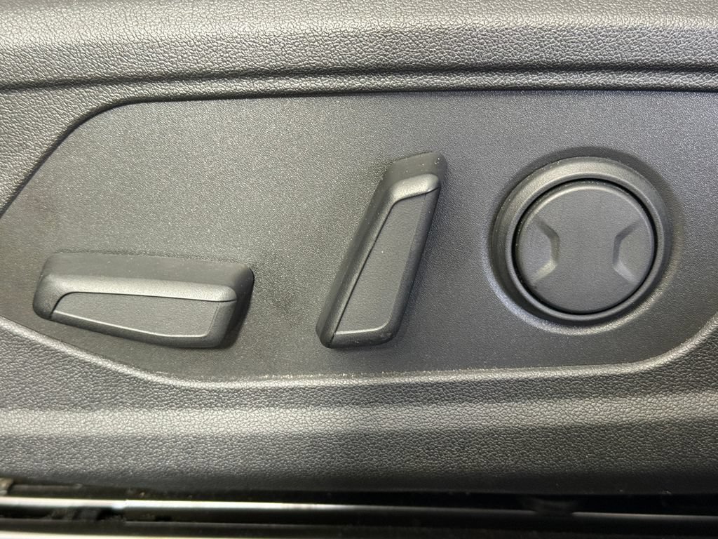 Certified 2025 Hyundai Elantra Limited FWD image 31