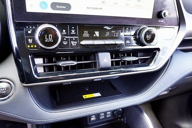 Used 2023 Toyota Highlander Limited FWD image 40