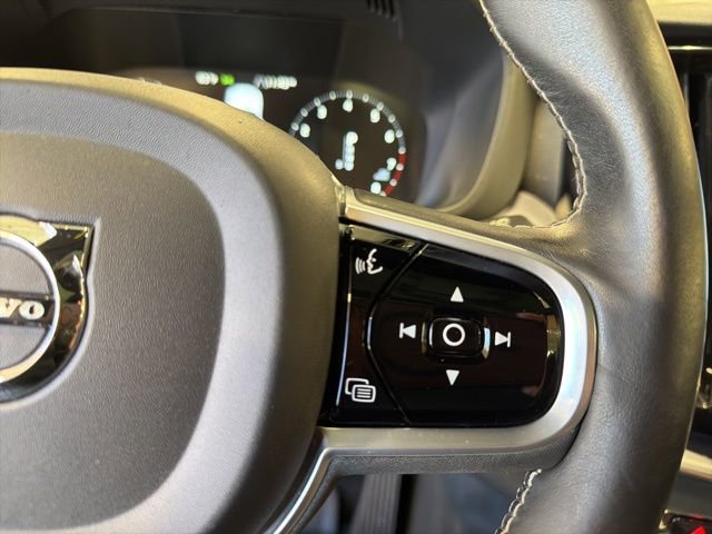 Used 2020 Volvo XC60 T6 Momentum w/ Protection Package image 17