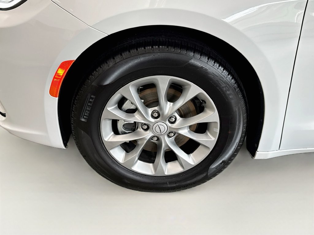 Used 2026 Chrysler Pacifica Limited FWD image 37