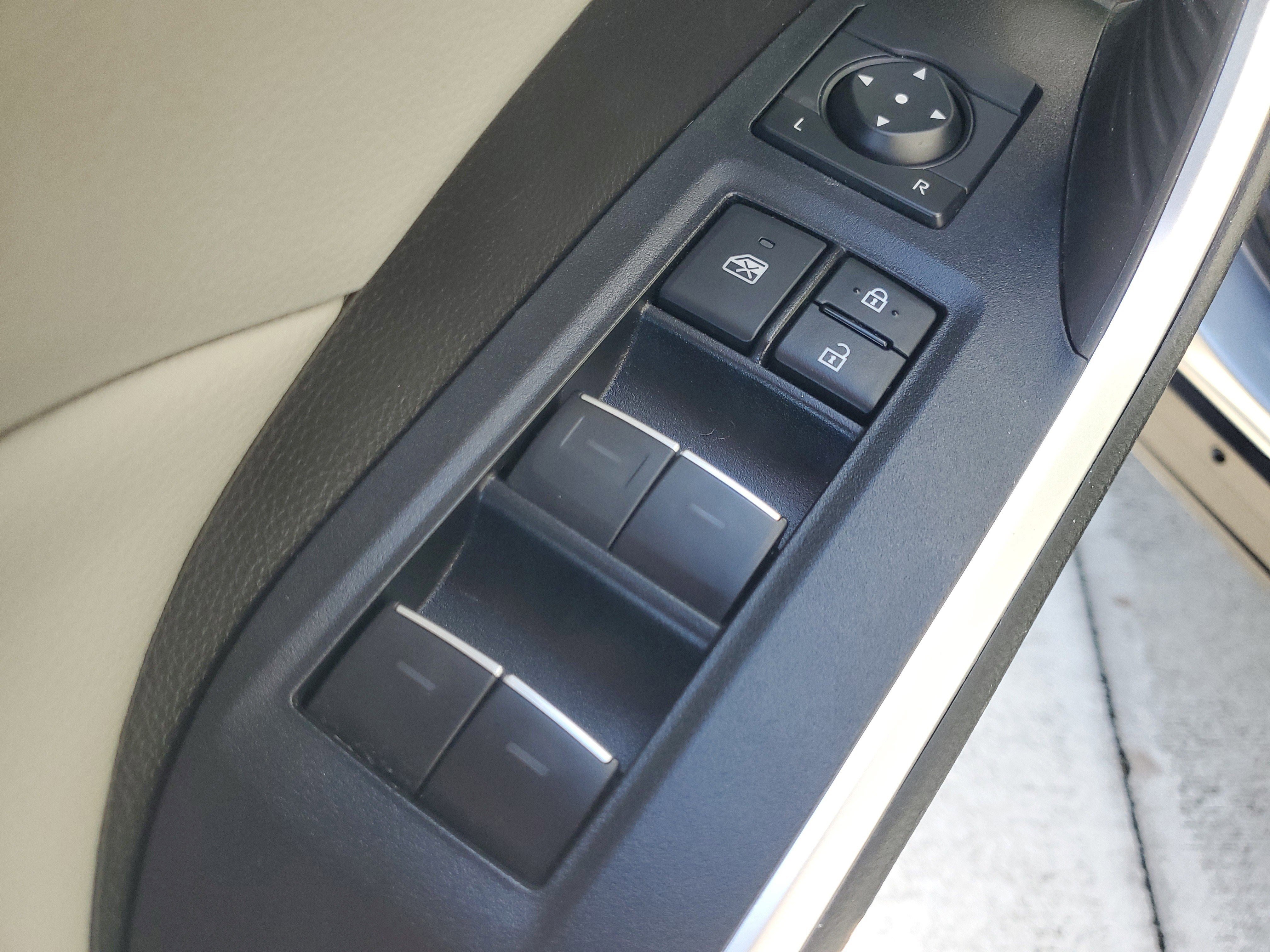 Used 2022 Toyota RAV4 XLE Premium image 23